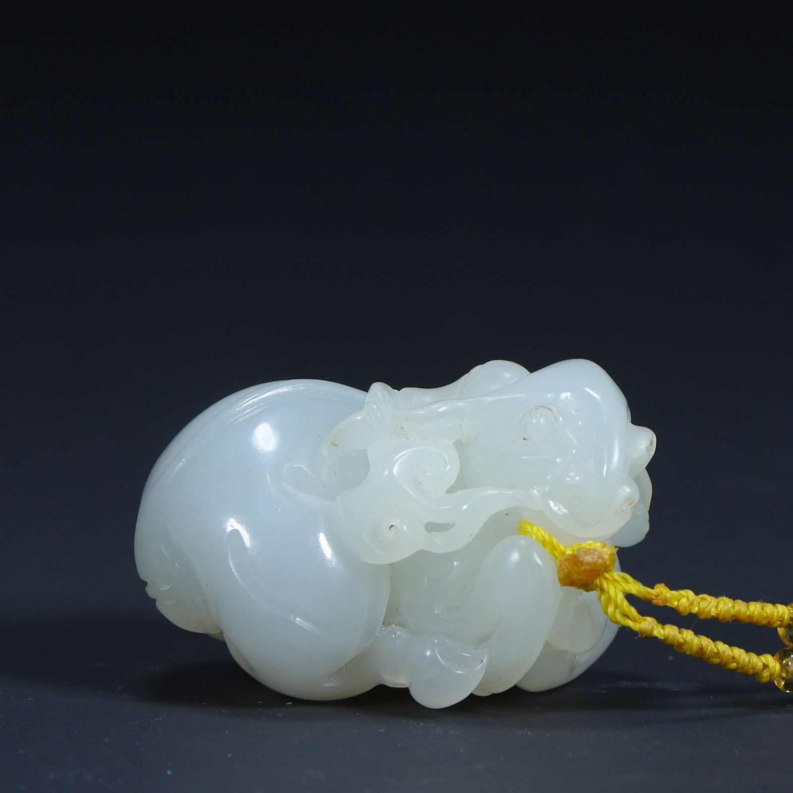 A Qing Dynasty Hetian jade auspicious beast pattern handle: Qing Dynasty Hetian Yurui beast pattern handle Size:H:3.5cmL:4.5cmW:3.5cmW:72g (The Dimensions Of All Batches Are Manually Measured.If You Need More Detailed Information, Please Contact Our Customer S