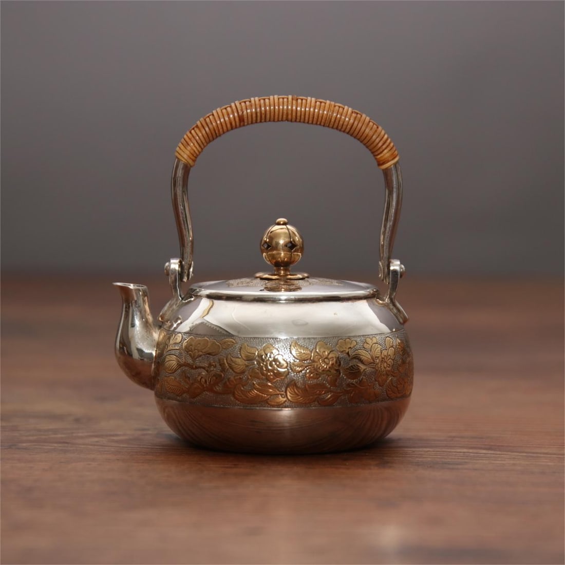 A fine Japanese silver pot (1 of 8)