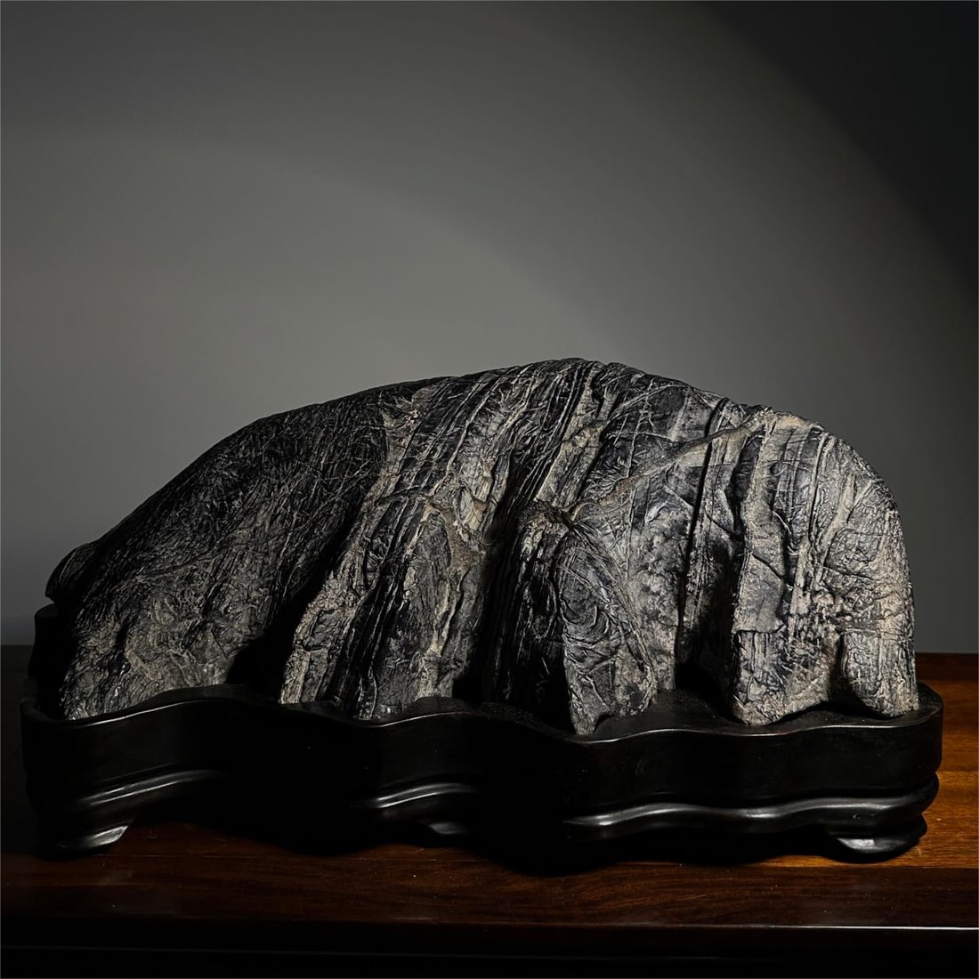 A beautiful Lingbi stone mountain type: Exquisite Lingbi stone mountain type Size:L:70cmH:41cmT:22cm (The Dimensions Of All Batches Are Manually Measured.If You Need More Detailed Information, Please Contact Our Customer Service Before Bidd