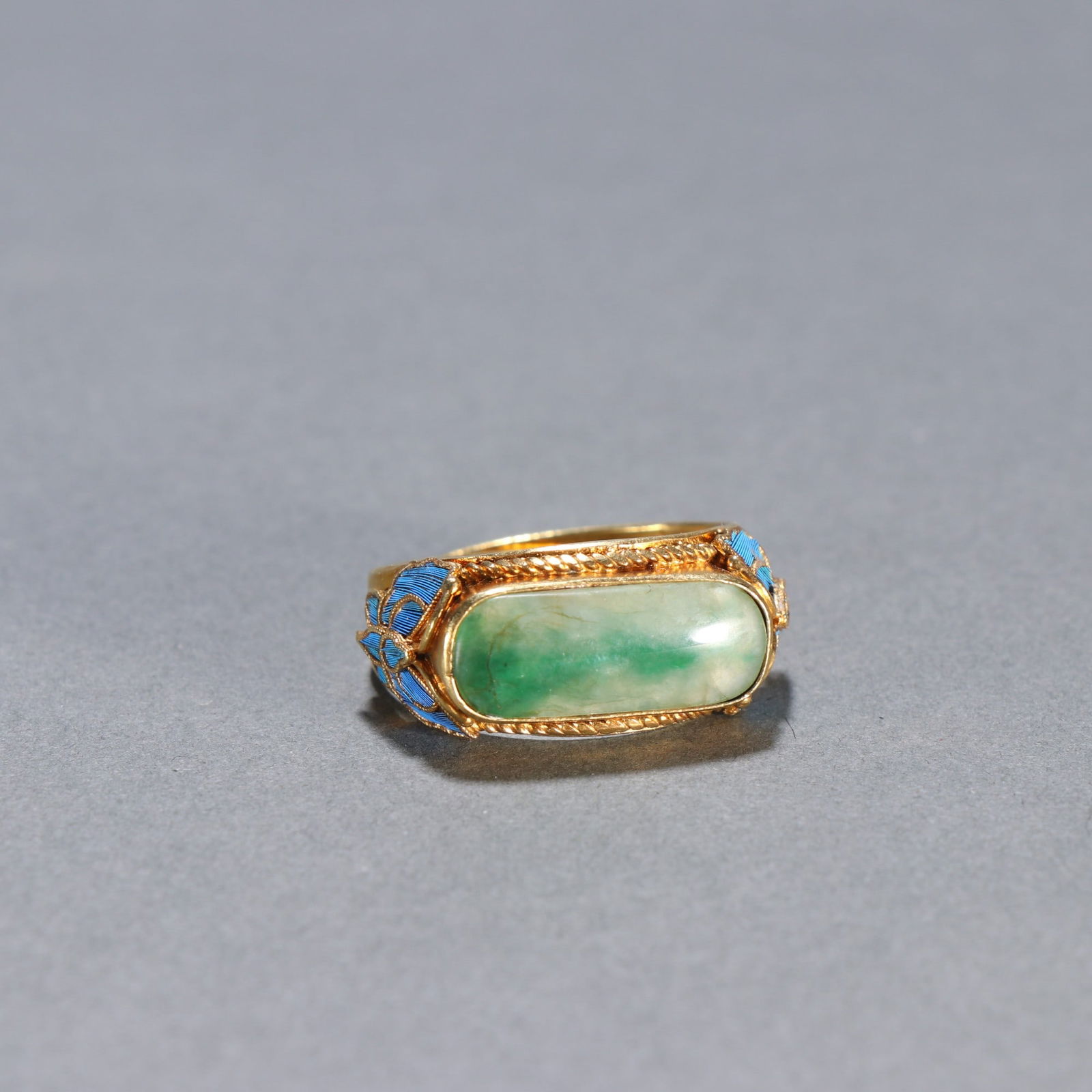 A silver-gilt jade ring from the Qing Dynasty: Qing Dynasty silver-gilt jadeite ring Size:lnsidediameter:2.1cmW:10g (The Dimensions Of All Batches Are Manually Measured.If You Need More Detailed Information, Please Contact Our Customer Service Bef