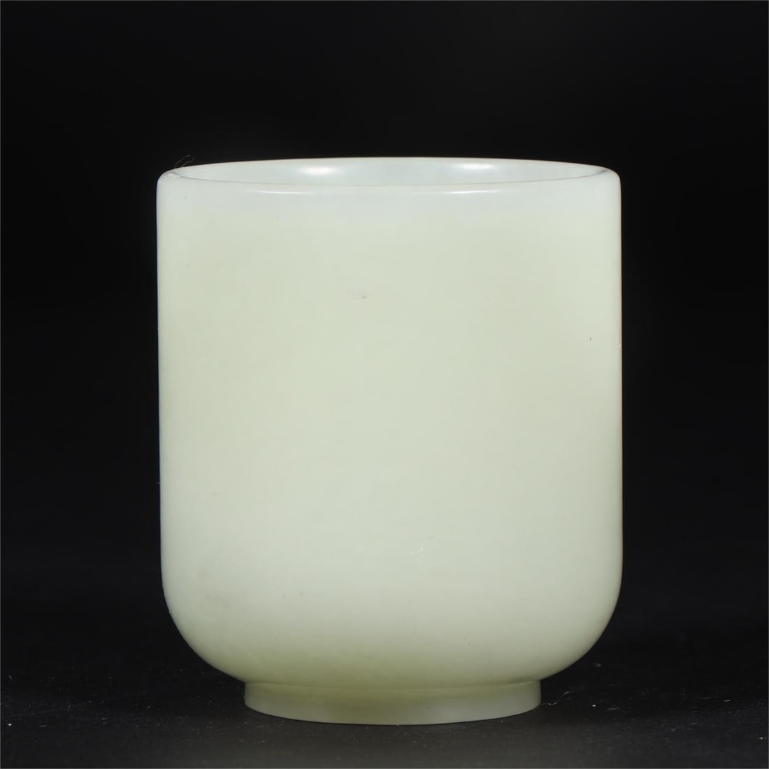 A beautiful Hetian jade wine glass: Exquisite Hetian jade wine glass Size:D:5.1cmH:6cmW:99g (The Dimensions Of All Batches Are Manually Measured.If You Need More Detailed Information, Please Contact Our Customer Service Before Bidding.)