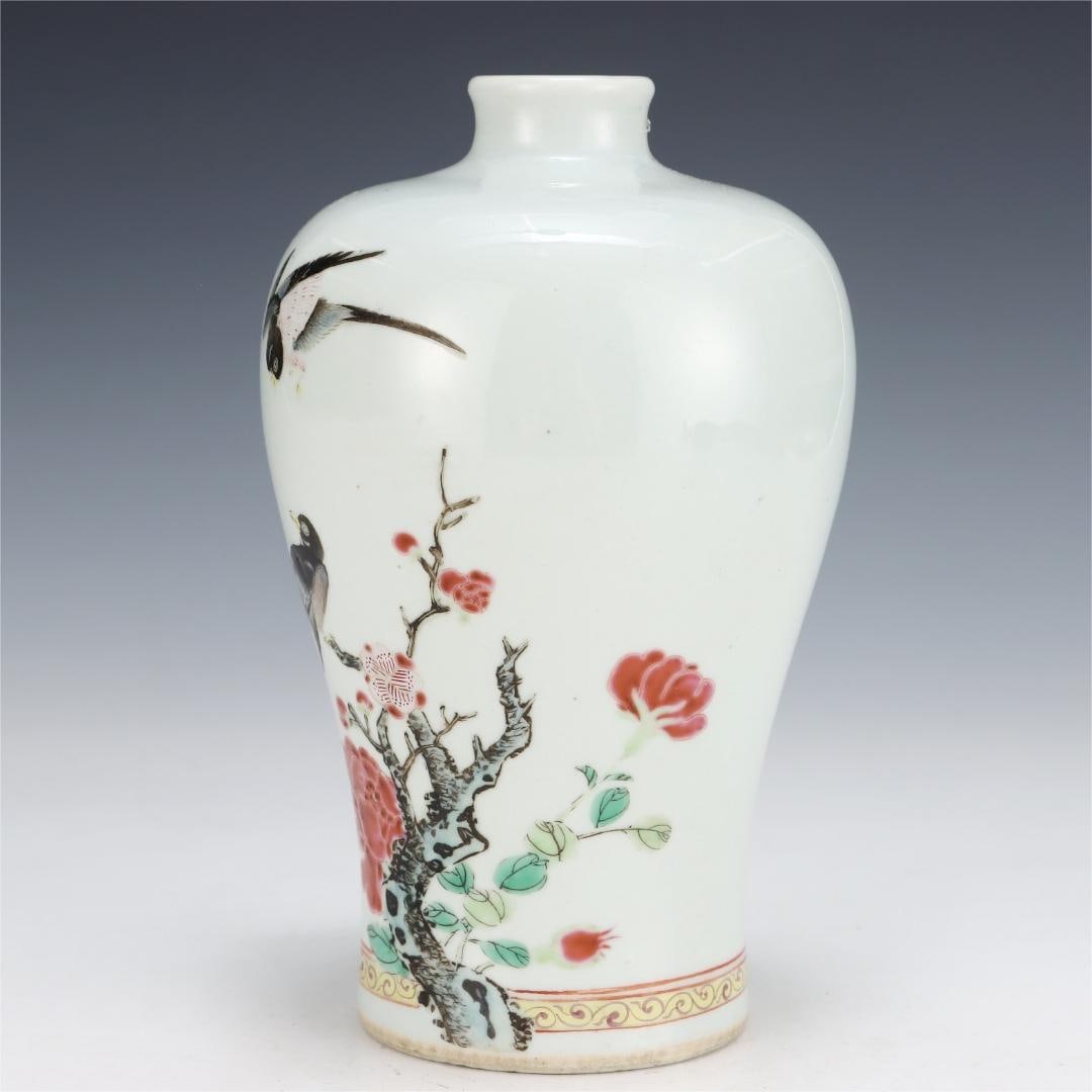 A pastel flower and bird plum vase made in the Yongzheng era of the Qing Dynasty: Pastel flower and bird plum vase made in the Yongzheng year of the Qing Dynasty Size:H:18.8cmBellydiameter:11.7cm (The Dimensions Of All Batches Are Manually Measured.If You Need More Detailed Informa
