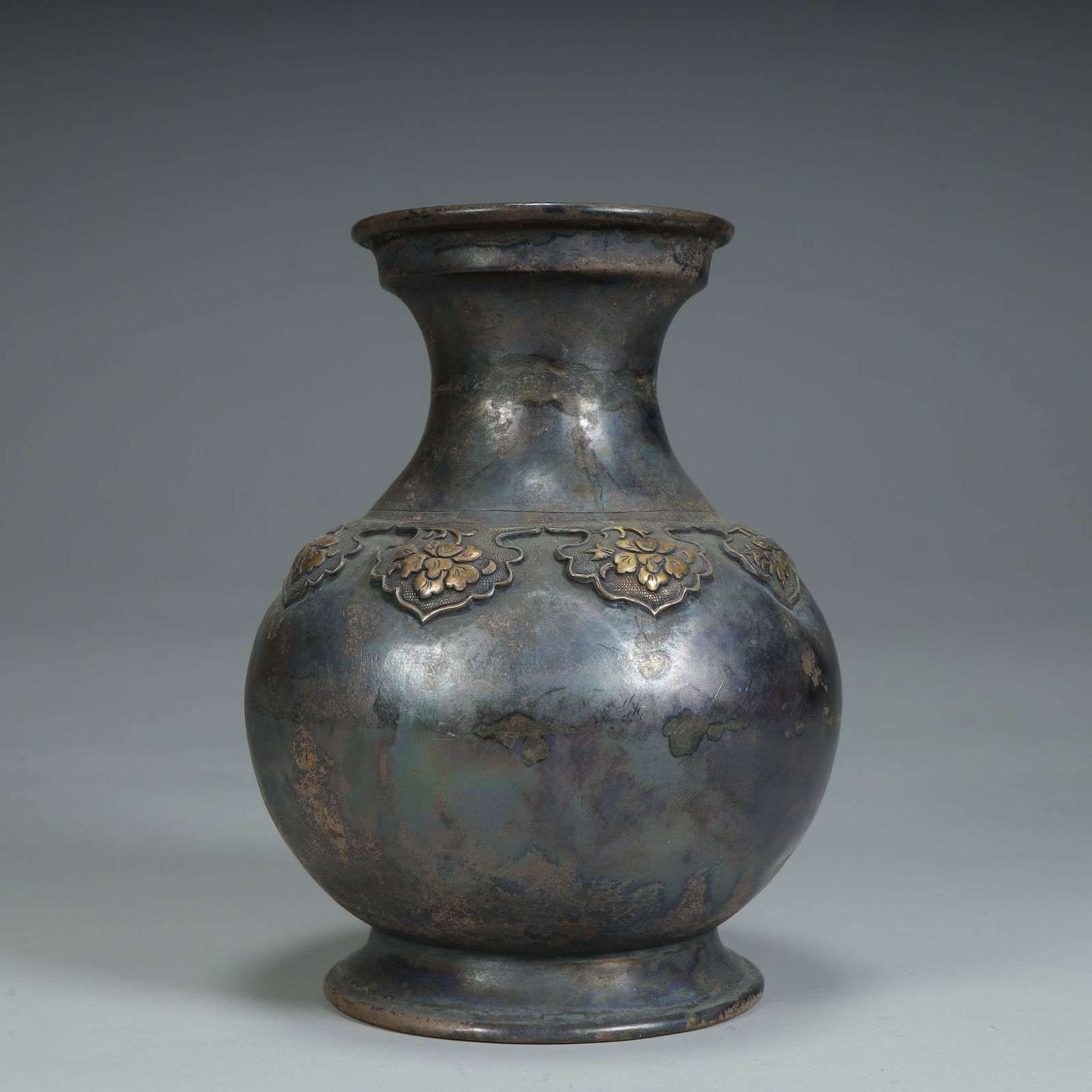 A Qing Dynasty silver inlaid gold flower pattern appreciation vase (1 of 9)