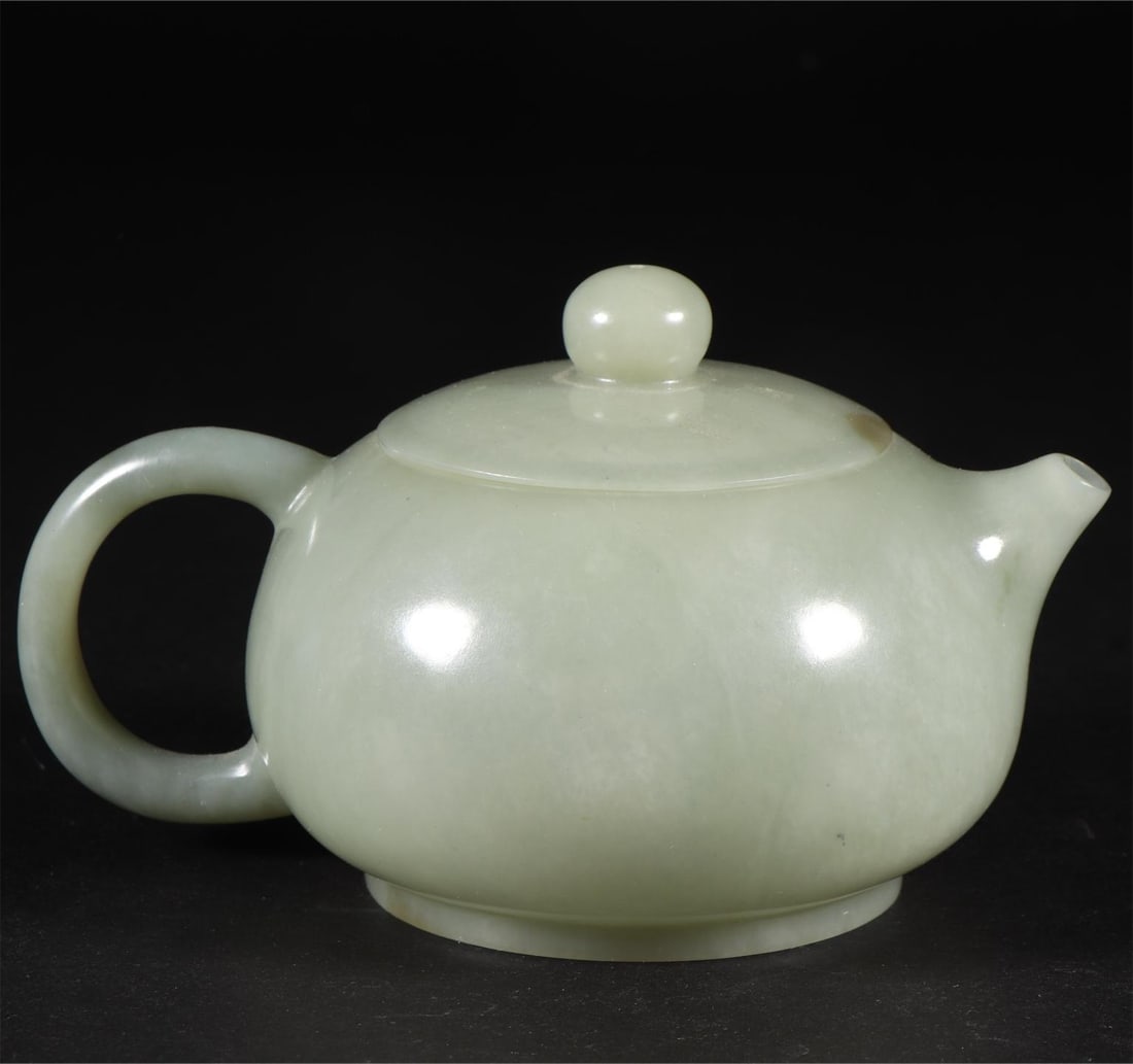 A Hetian jade pot from the Qing Dynasty (1 of 9)