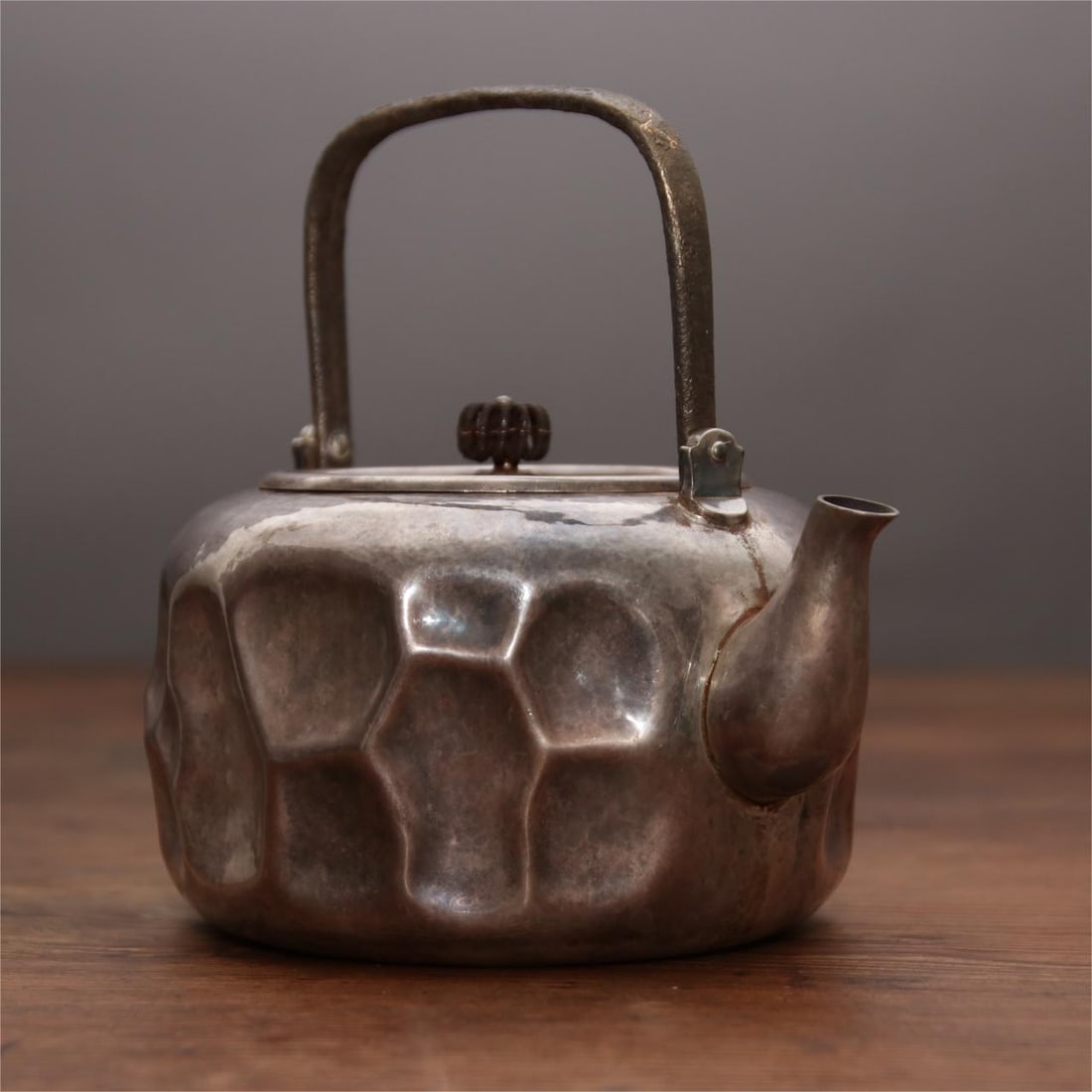 A fine Japanese silver pot: Exquisite Japanese silver pot Size:17×17cmW:555g (The Dimensions Of All Batches Are Manually Measured.If You Need More Detailed Information, Please Contact Our Customer Service Before Bidding.)