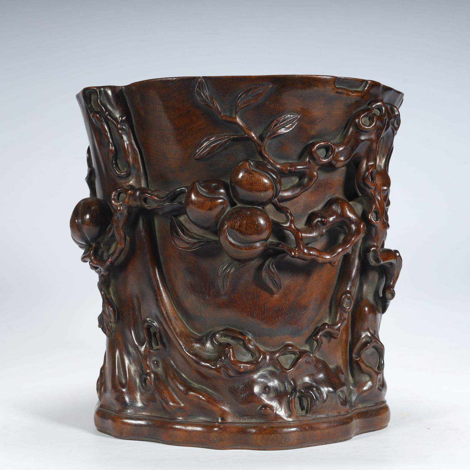 A Qing Dynasty rosewood carved longevity peach pen holder: Qing Dynasty rosewood carved longevity peach pen holder Size:H:22cmL:19.5cmW:19.5cmW:2.8kg (The Dimensions Of All Batches Are Manually Measured.If You Need More Detailed Information, Please Contact Ou