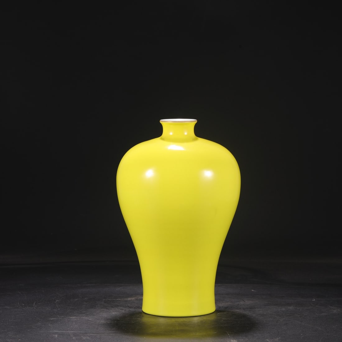 A delicate yellow glaze plum bottle made in the Yongzheng era of the Qing Dynasty (1 of 8)