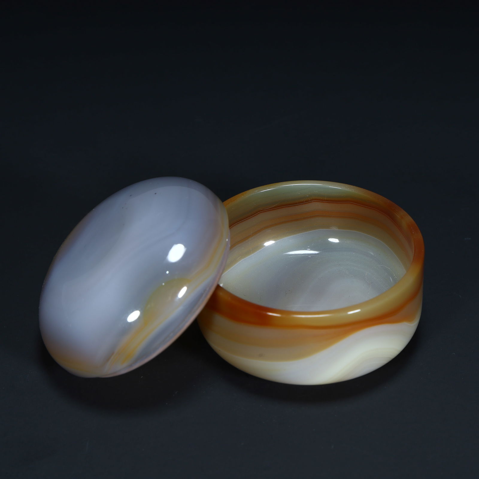 An agate incense box from the Qing Dynasty (1 of 9)