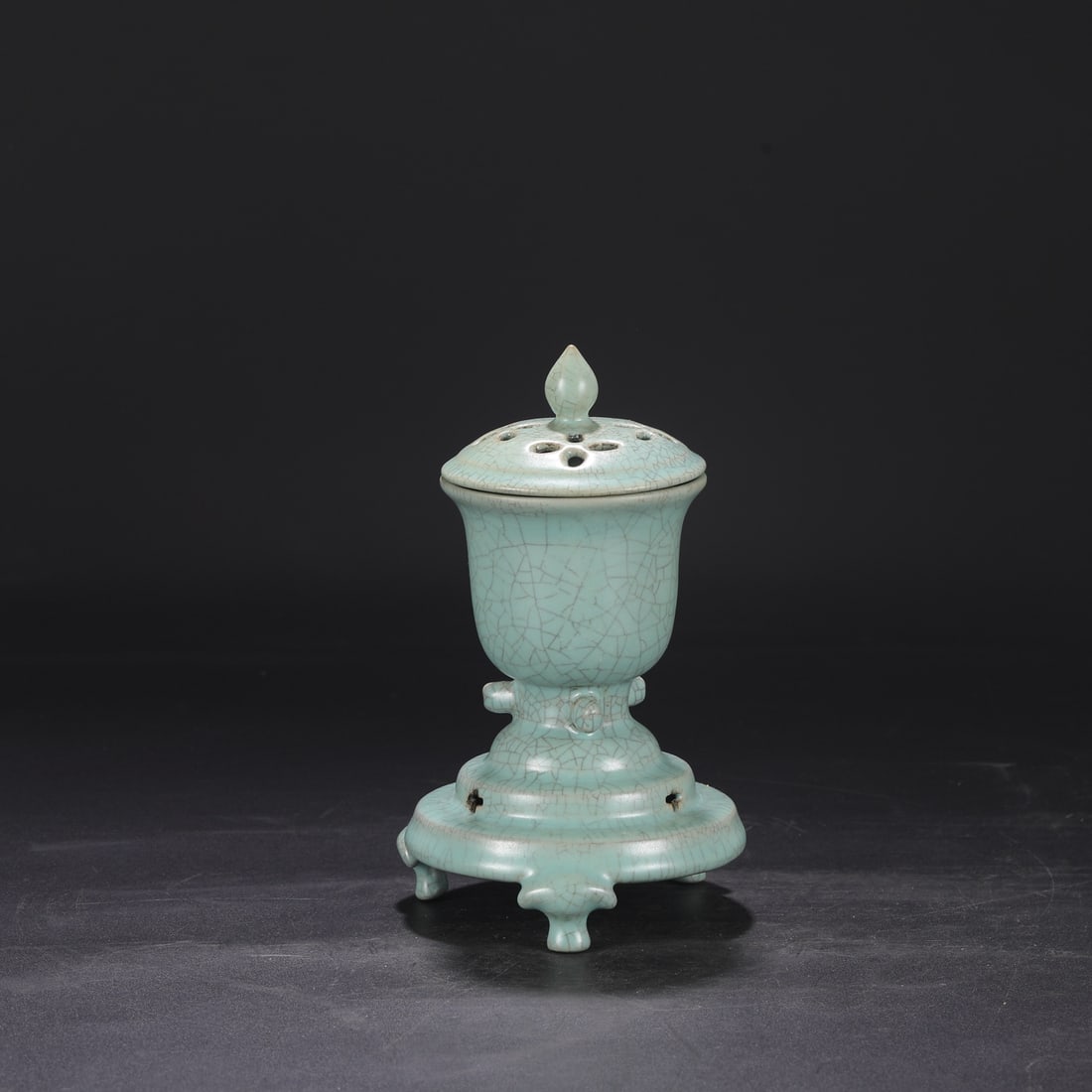 A Song Dynasty Ru kiln azure glaze court royal hollow lid jar smoker (1 of 8)