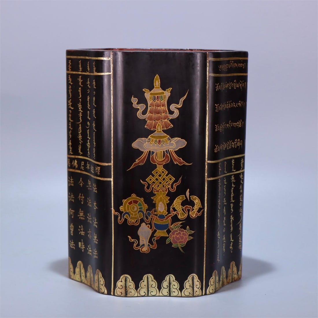 A hand-painted eight-treasure poetry pen holder made in the Qianlong period of the Qing Dynasty: Qing Dynasty Qianlong year wooden tire lacquered gold hand-painted eight treasure poetry pen holder Size:H:18.5cmW:14cmW:445g (The Dimensions Of All Batches Are Manually Measured.If You Need More Deta