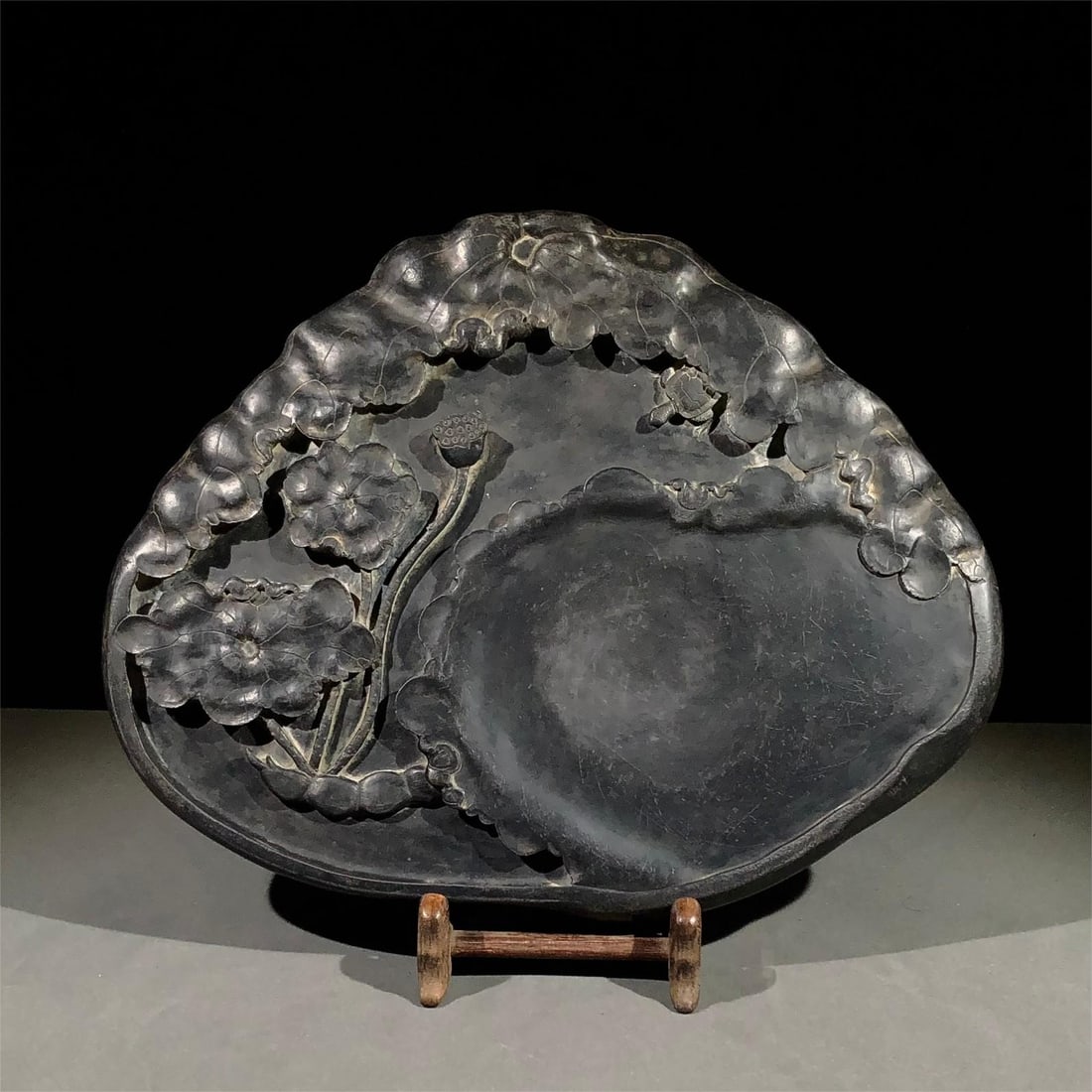 A lotus pond elegant inkstone of the Bian Shou people (1 of 9)