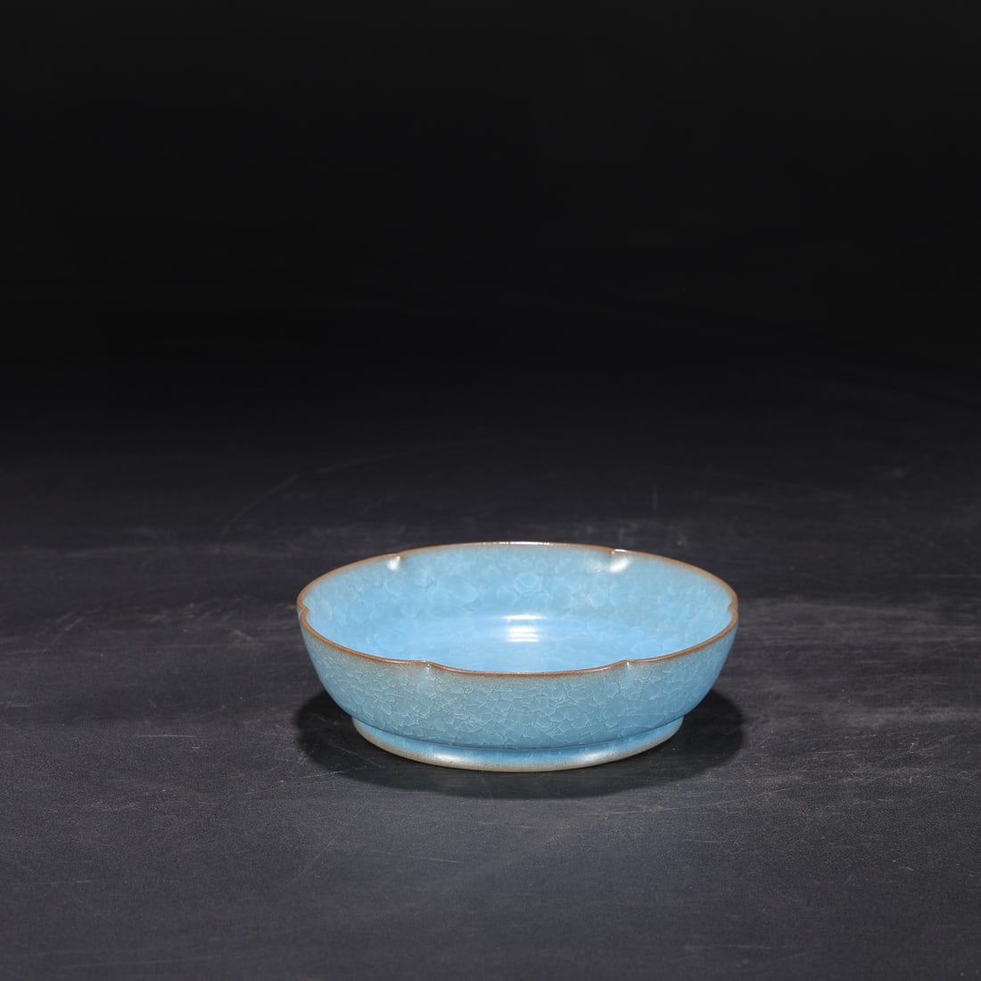 A sky blue glazed ice flake pattern petal wash of the Ru kiln in the Song Dynasty (1 of 9)
