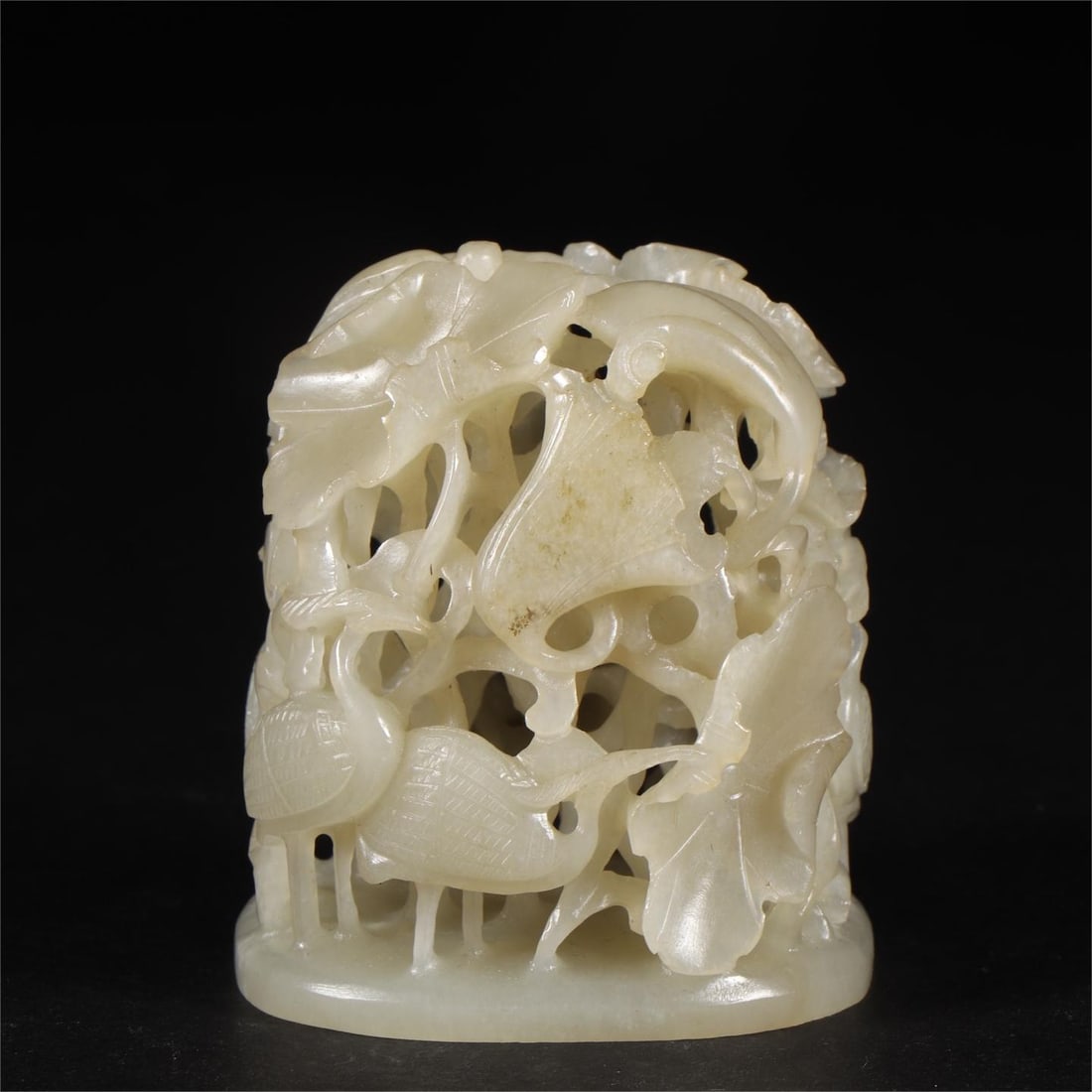 A piece of Hetian jade seed material from the Qing Dynasty is connected to the top of the furnace: The Hetian jade seed material of the Qing Dynasty was connected to the top of the furnace all the way Size:L:5.6cmW:5.1cmH:6.7cmW:131g (The Dimensions Of All Batches Are Manually Measured.If You Need