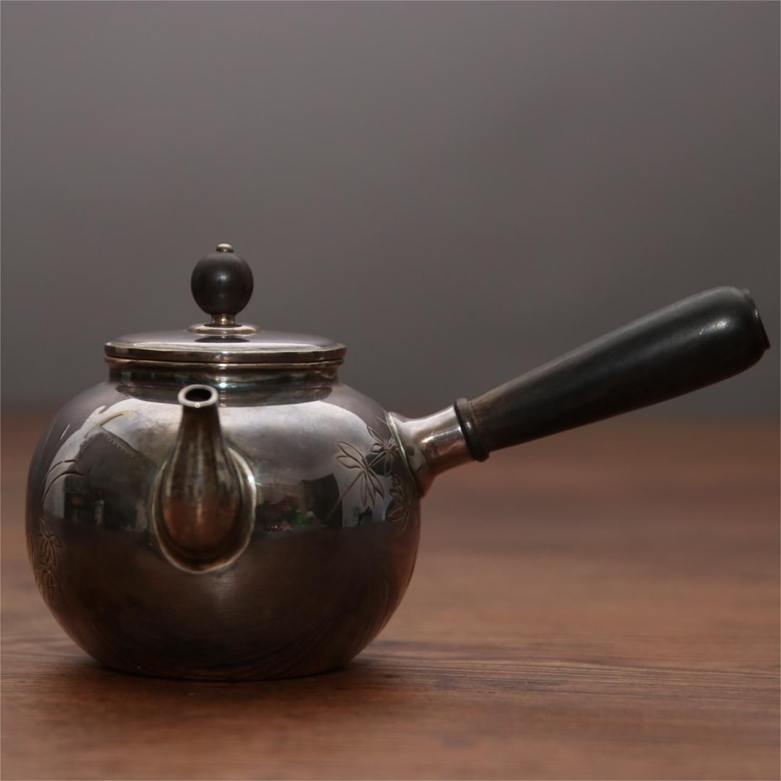 A fine Japanese silver pot holding pot: Exquisite Japanese silver pot holder Size:16×9cmW:170g (The Dimensions Of All Batches Are Manually Measured.If You Need More Detailed Information, Please Contact Our Customer Service Before Bidding.)