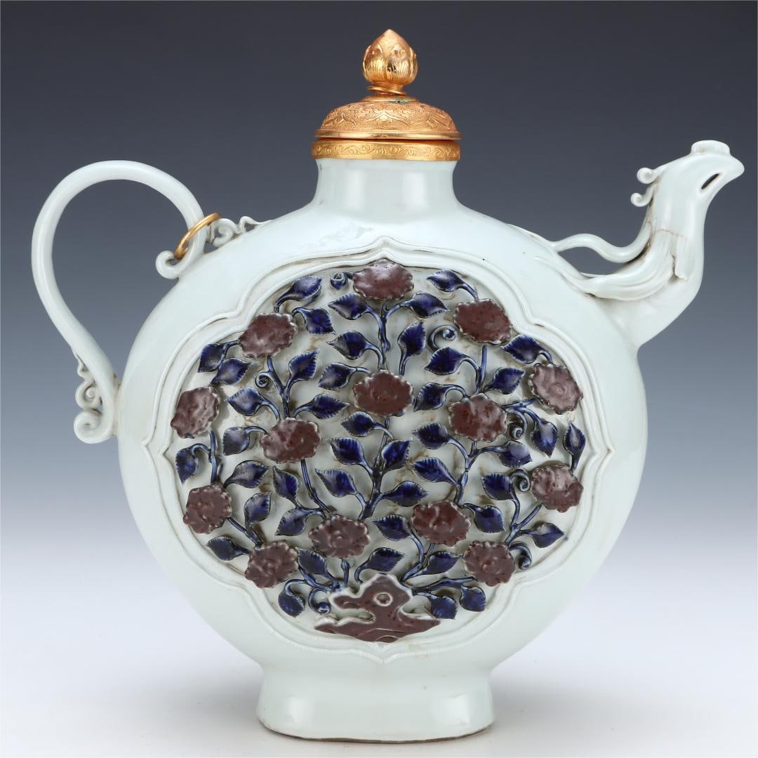 A blue and white glazed red envelope gold engraved crested pot of the Yuan Dynasty: The blue and white glaze of the Yuan Dynasty is engraved with red envelopes and gold carvings, and the crested pot is pinched Size:H:27.3cmBellydiameter:27cm (The Dimensions Of All Batches Are Manuall