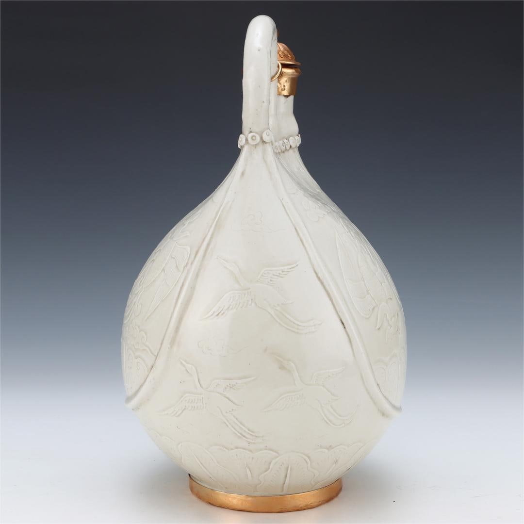 A gold-clad carved leather pot from the Song Dynasty Ding kiln (1 of 9)