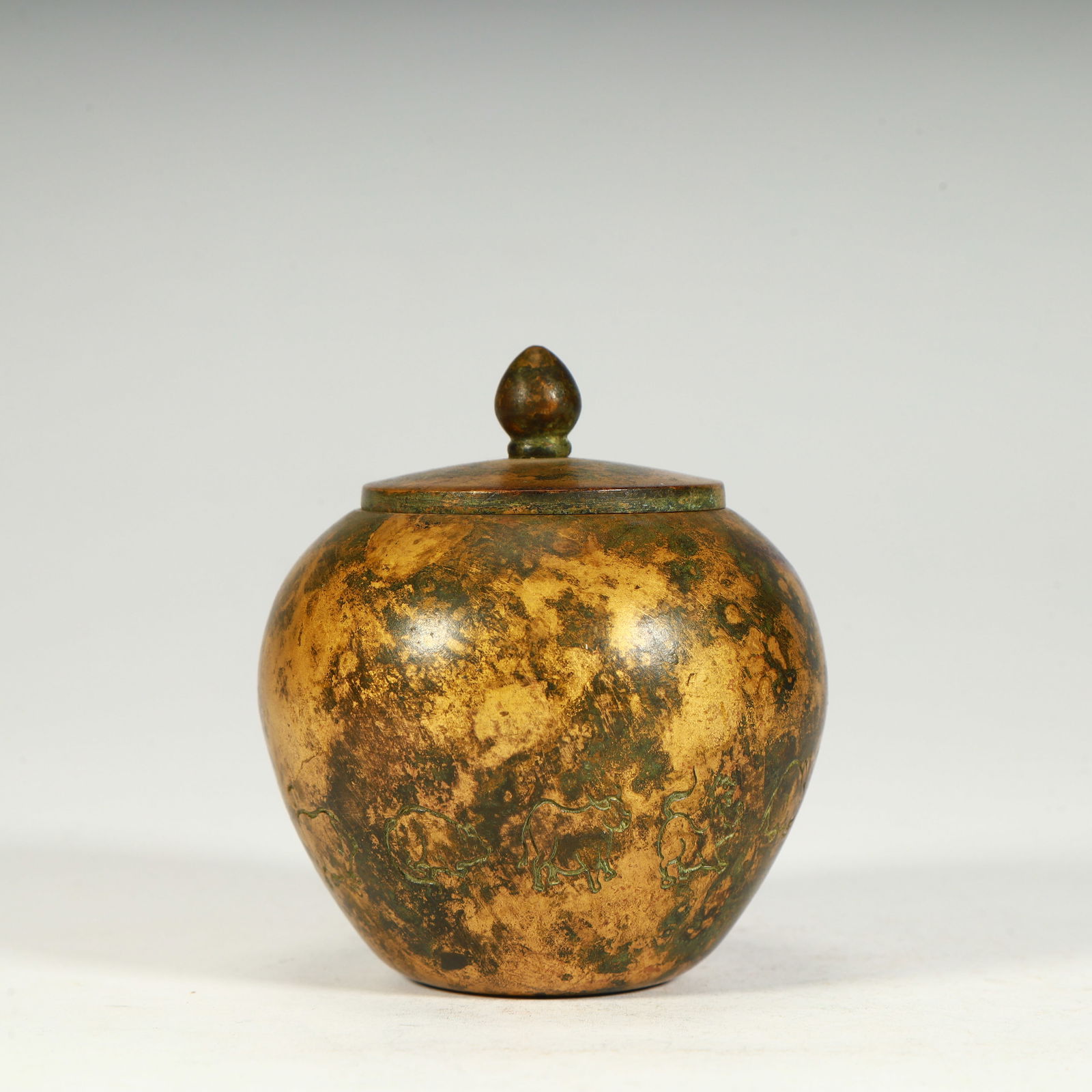 A copper-tired gilt zodiac pattern lid jar from the Republic of China period (1 of 9)