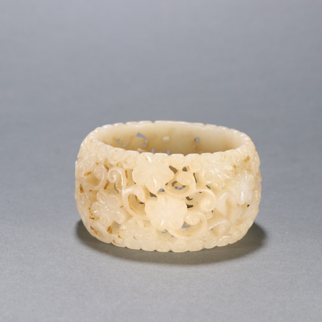 A beautiful Hetian jade entwined pattern bracelet (1 of 10)
