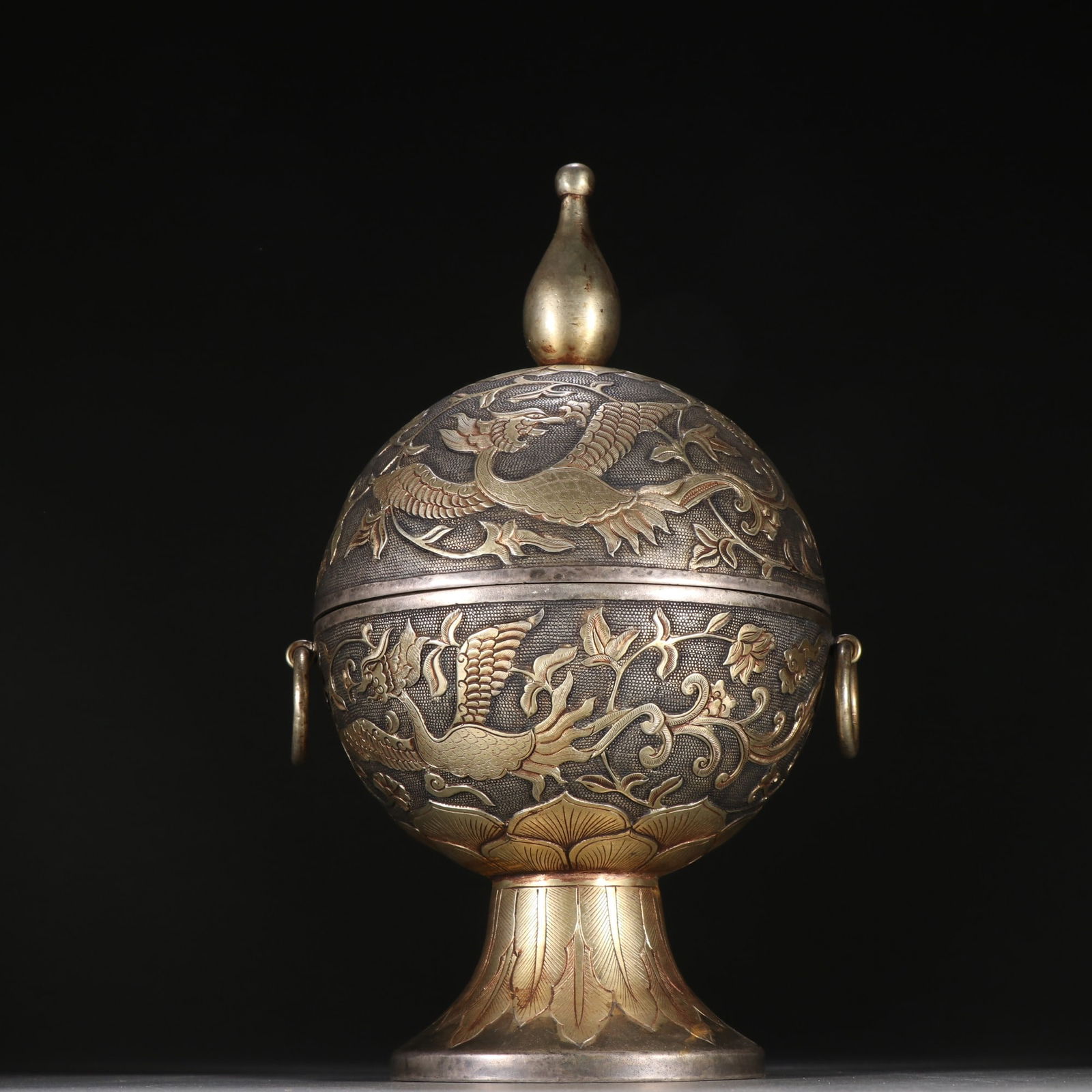 A beautiful copper-gilt phoenix-patterned bean cauldron: Exquisite copper gilt phoenix pattern bean tripod Size:H:24cmW:14.2cmW:1130g (The Dimensions Of All Batches Are Manually Measured.If You Need More Detailed Information, Please Contact Our Customer Ser