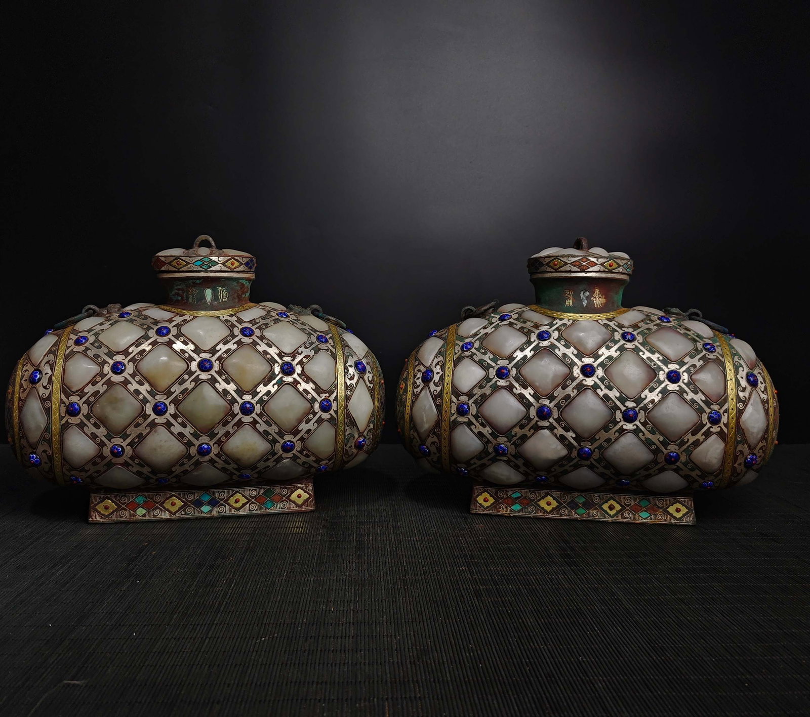 A pair of bronze wrong gold and silver jade inlaid duck egg bottles from the Warring States period: Bronze wrong gold and silver inlaid duck egg bottle in the Warring States period Size:H:23cmW:17cmL:30cmW:7.5kg (The Dimensions Of All Batches Are Manually Measured.If You Need More Detailed Informati