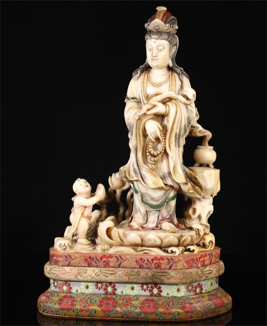A beautiful Shoushan Shitian Huang Tongzi worships Guanyin: Exquisite Shoushan Shitian Huang Tongzi worships Guanyin Size:W:1888gH:26cmW:16.5cm (The Dimensions Of All Batches Are Manually Measured.If You Need More Detailed Information, Please Contact Our Custo