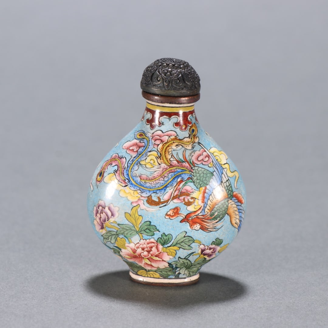 A bronze tire painting of the Qing Dynasty, enamel dragon and phoenix presenting auspicious snuff: The bronze tire painting of the Qing Dynasty is an enamel dragon and phoenix presenting an auspicious snuff bottle Size:H:5.9cmW:4.1cmW:42.9g (The Dimensions Of All Batches Are Manually Measured.If Yo