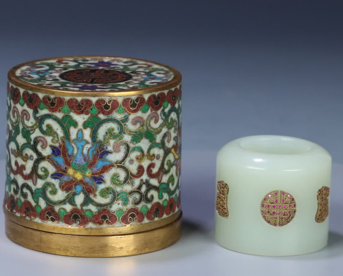 A piece of Qing Hetian jade inlaid silver gilt group longevity pattern finger cloisonné finger box: Qing Hetian jade inlaid silver gilt group longevity pattern finger cloisonné finger box SIZE: 3.4x4.1x2.3cm W:73g (The Dimensions Of All Batches Are Manually Measured.If You Need More Detailed Inform