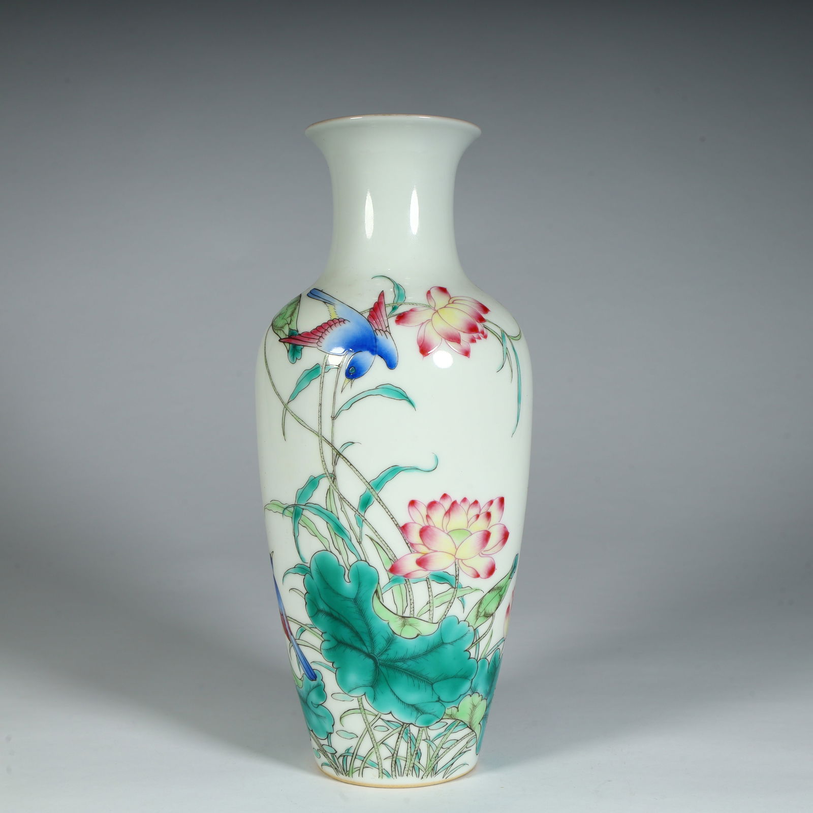 A Qing Dynasty pastel lotus pond refreshing pattern bottle (1 of 9)