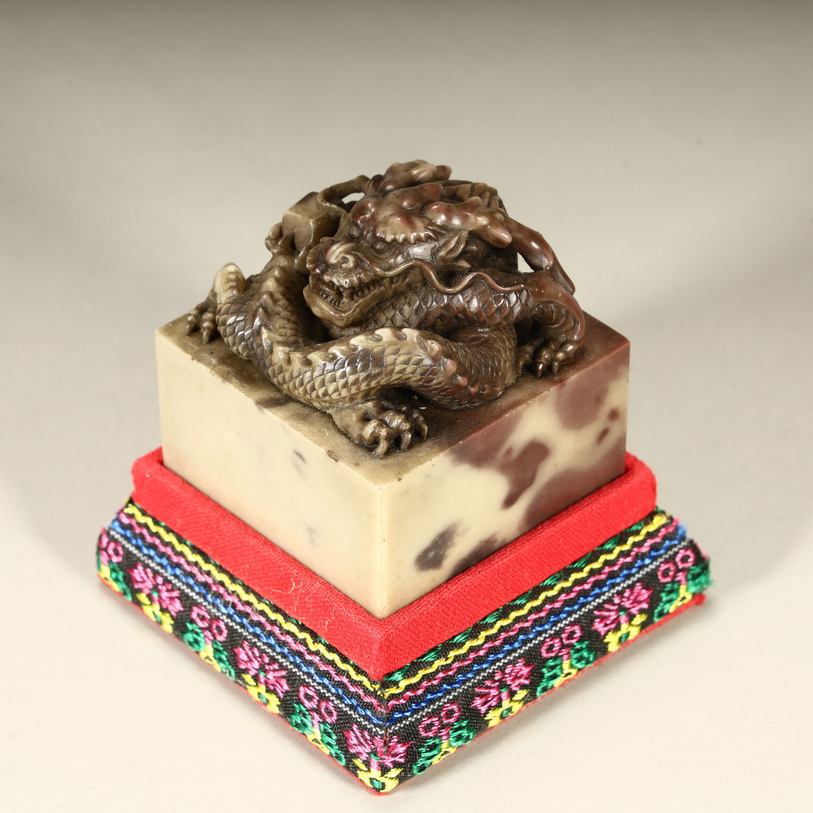 A Qing Dynasty boutique Shoushan stone dragon button seal: Qing Dynasty boutique Shoushan stone dragon button seal SIZE: H:5.5cm L:5cm W:5cm W:260.5g (The Dimensions Of All Batches Are Manually Measured.If You Need More Detailed Information, Please Contact Ou