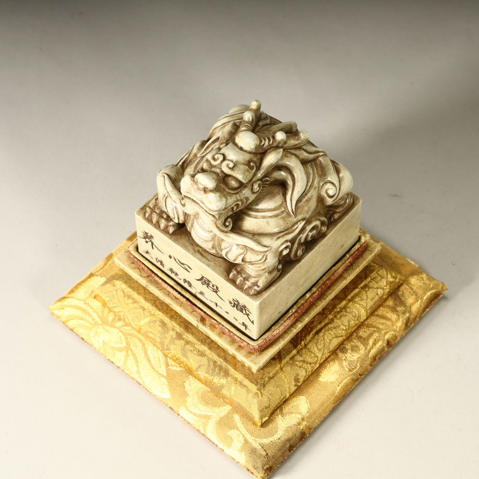 A Qing Dynasty fine Shoushan stone auspicious beast seal: Qing Dynasty boutique Shoushan stone auspicious beast seal SIZE: 7.7cm L:6.7cm W:6.7cm W:626g (The Dimensions Of All Batches Are Manually Measured.If You Need More Detailed Information, Please Contact