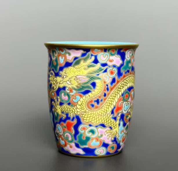 A piece of Qianlong year made of gemstone blue background, dragon wearing auspicious clouds painted (1 of 9)