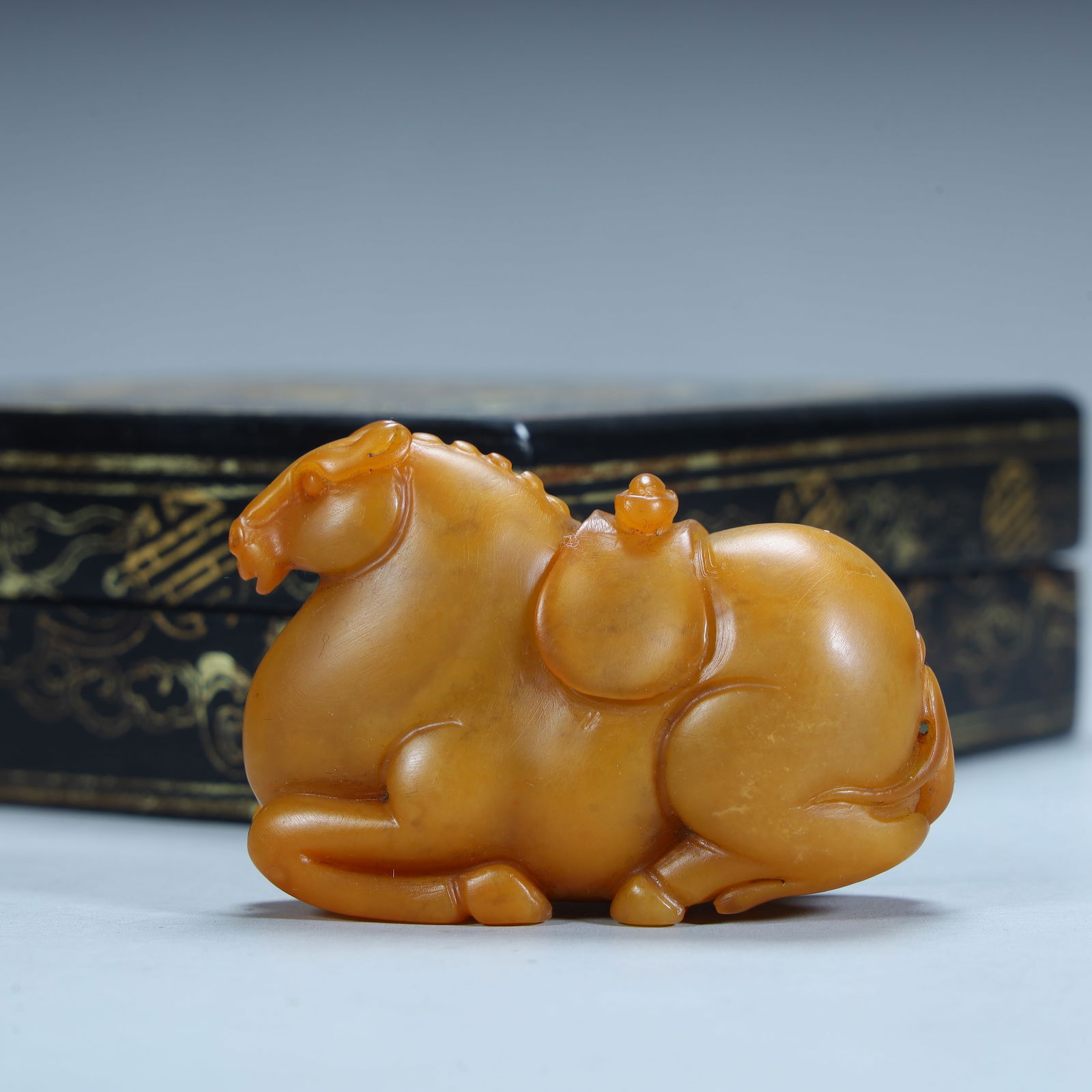 A Qing Dynasty lacquerware box with Shoushan stone immediately marquis ornament: Qing Dynasty lacquerware box with Shoushan stone immediately marquis ornament SIZE: H:4.5cm L:6.5cm W:2.5cm W:89.2g (The Dimensions Of All Batches Are Manually Measured.If You Need More Detailed