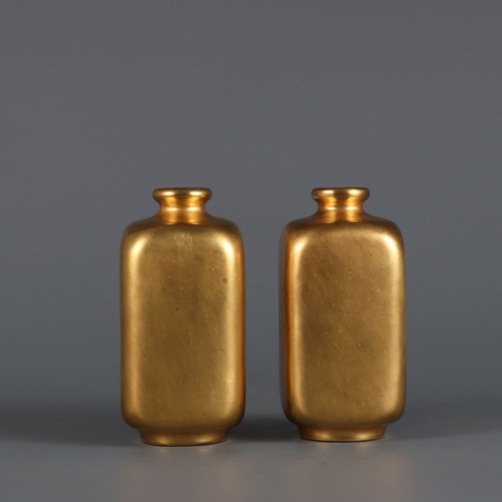 A pair of pure gold square snuff bottles made in the Qianlong period of the Qing Dynasty: A pair of pure gold square snuff bottles made in the Qianlong period of the Qing Dynasty SIZE: H:7.5cm abdominalD:3.5cm (The Dimensions Of All Batches Are Manually Measured.If You Need More