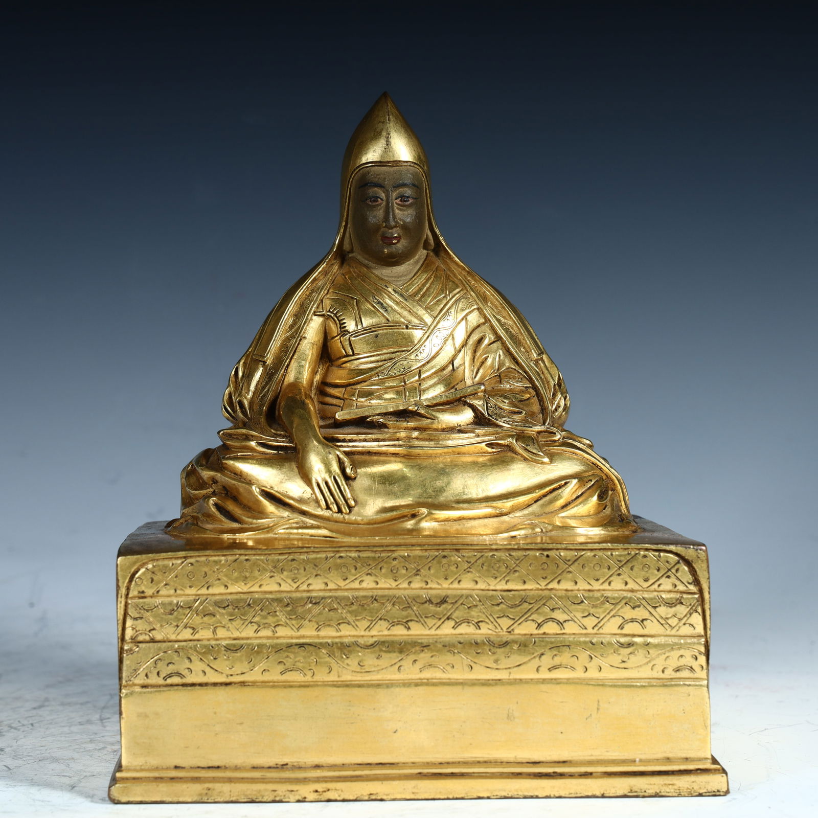 A bronze gilt guru statue of the Qing Dynasty: Qing Dynasty bronze gilt guru statue SIZE: H:28.5cm L:15.3cm W:11.3cm W:2.6kg (The Dimensions Of All Batches Are Manually Measured.If You Need More Detailed Information, Please Contact Our Customer Se