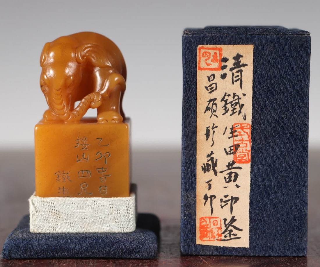 A Qing Dynasty Tian Huangshi elephant button seal: Qing Dynasty Tian Huangshi elephant button seal SIZE: 3.6x3.6x7.5cm W:170g (The Dimensions Of All Batches Are Manually Measured.If You Need More Detailed Information, Please Contact Our Customer Servi