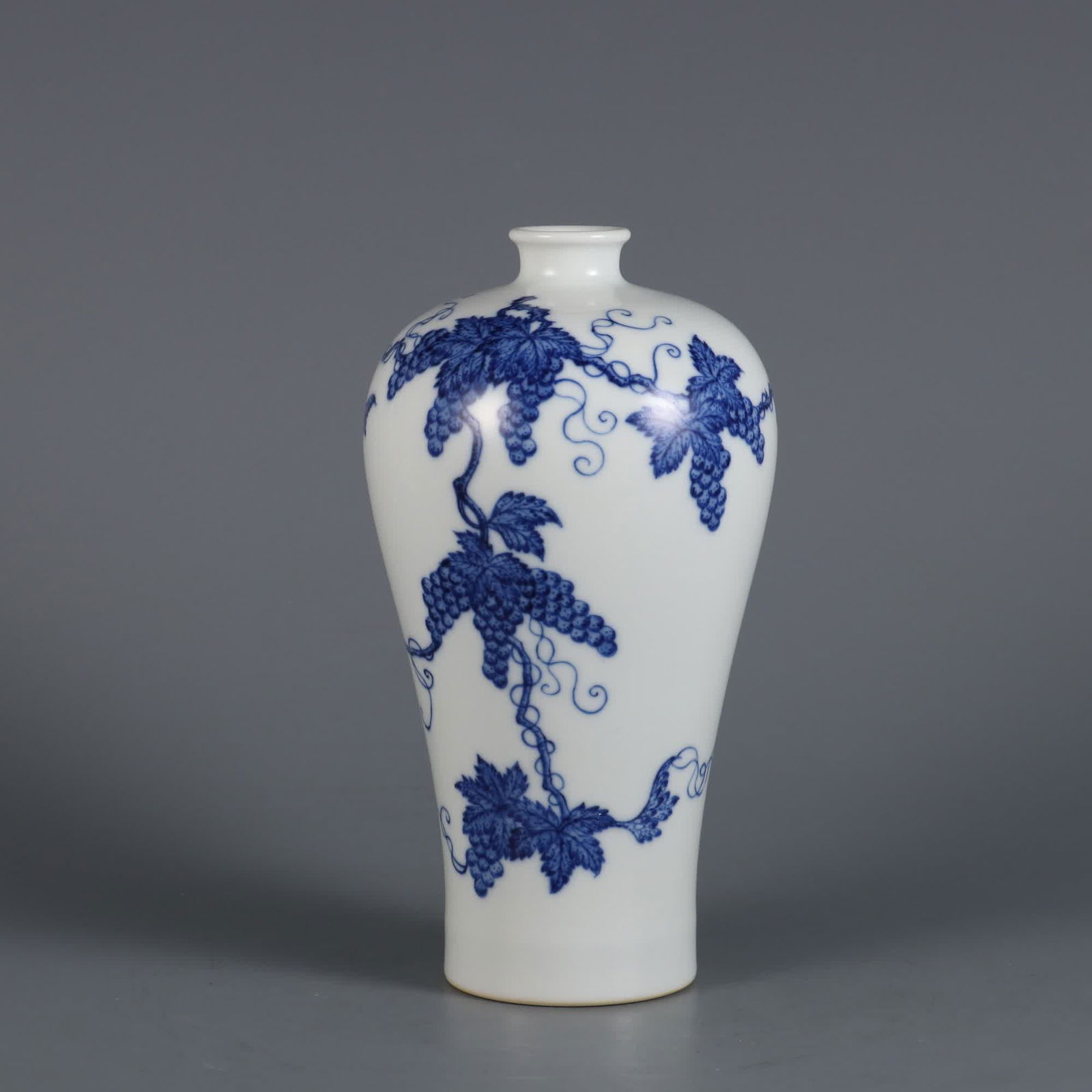 A blue and white squirrel grape-patterned plum bottle made in the Qing Yongzheng era (1 of 8)