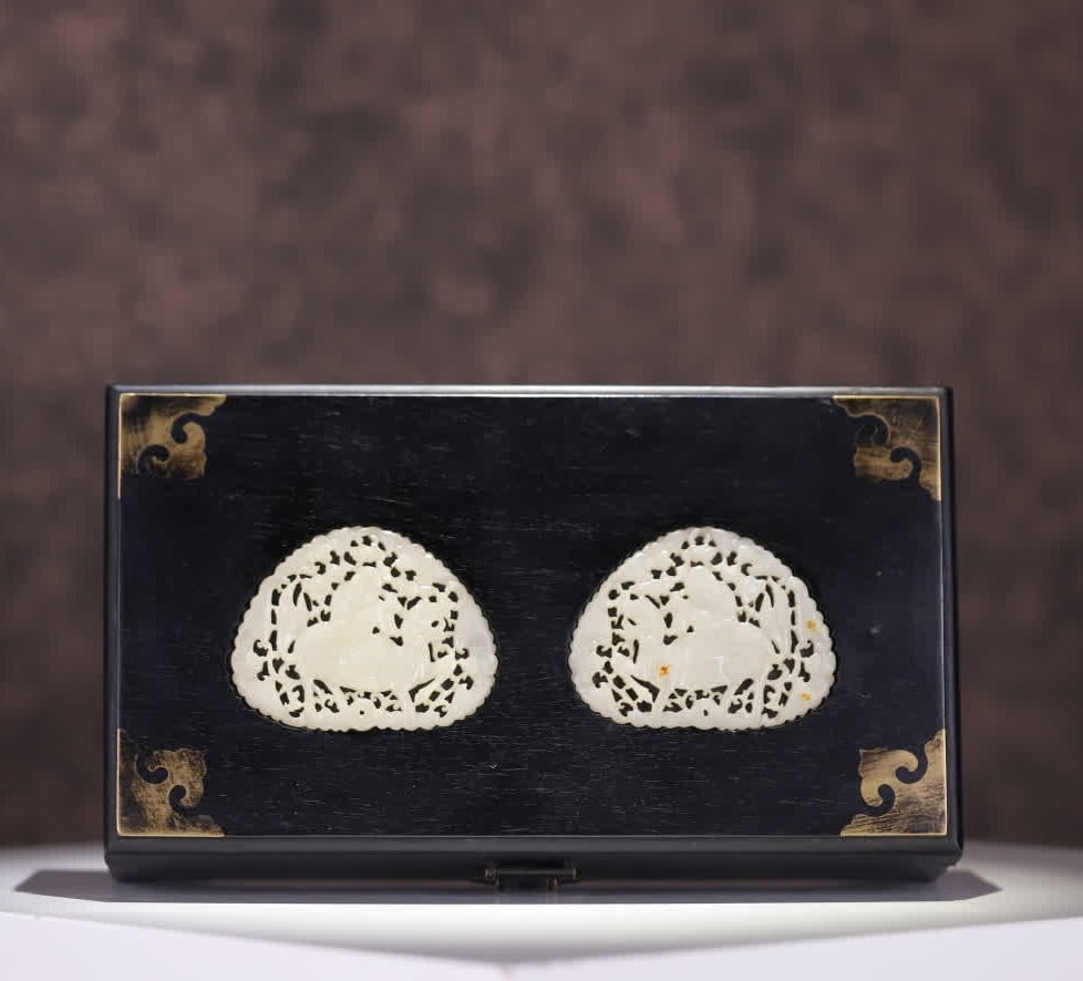 A Qing Dynasty rosewood inlaid Hetian jade carved figure pattern cover box (1 of 9)