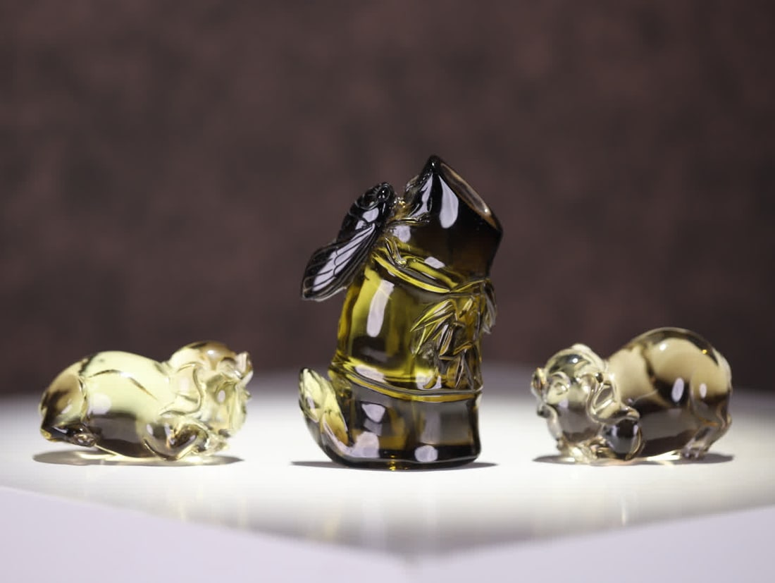 A set of Qing Dynasty tea crystal carving auspicious pattern ornaments (bamboo cicada pattern: Qing Dynasty A set of tea crystal carving auspicious pattern ornaments (bamboo cicada pattern ornaments + lucky pig ornaments) consists of tea crystal bamboo cicada pattern ornaments and a pair of tea