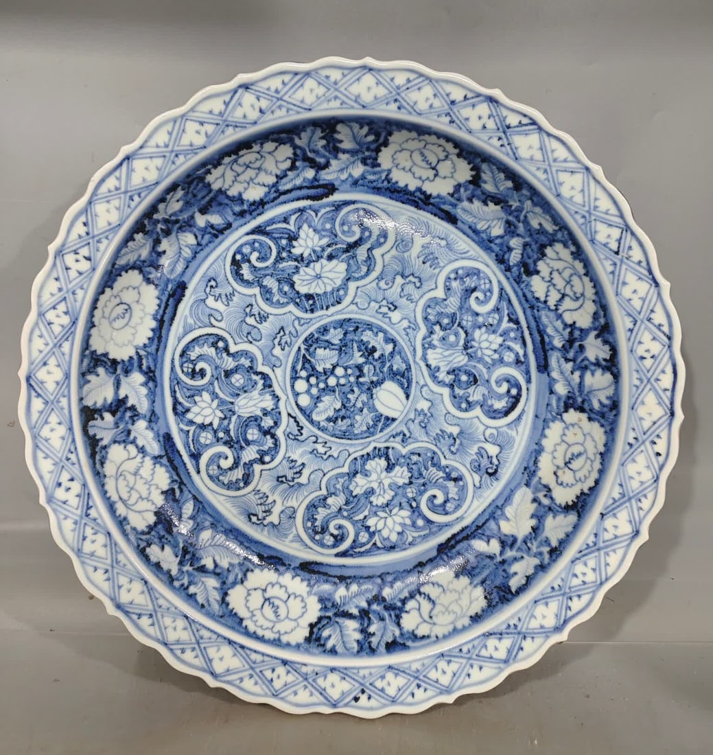 A Ming Dynasty blue and white entwined floral pattern diamond mouth plate: Ming Dynasty blue and white entwined floral pattern diamond mouth plate SIZE: D:46cm (The Dimensions Of All Batches Are Manually Measured.If You Need More Detailed Information, Please Contact Our Cust