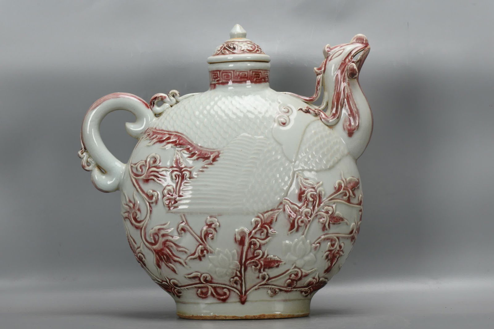 A Ming Yongle glazed red folded branch pattern phoenix mouth pot (1 of 9)