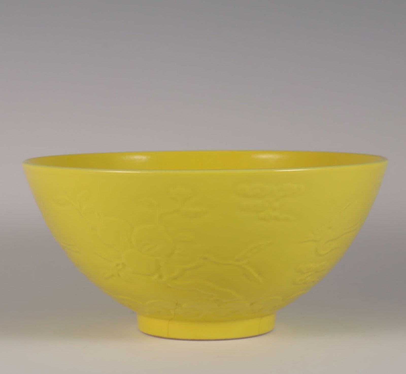 A large bowl with a pastel peach pattern in the yellow glaze engraved birthday picture made in the: Qing Yongzheng year yellow glaze dark engraved birthday picture pastel peach pattern large bowl SIZE: H:10.5cm mouthD:22cm (The Dimensions Of All Batches Are Manually Measured.If You Need More Detaile