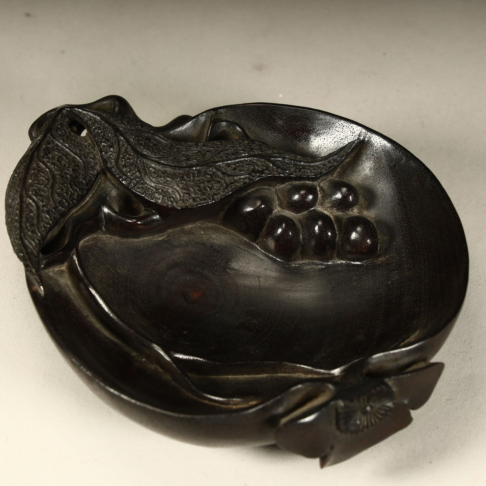 A piece of Qing Dynasty rosewood carving grape pattern pen washing: Qing Dynasty rosewood carving grape pattern brush washing SIZE: H:3.5cm L:13cm W:10.5cm W:125g (The Dimensions Of All Batches Are Manually Measured.If You Need More Detailed Information, Please Contac