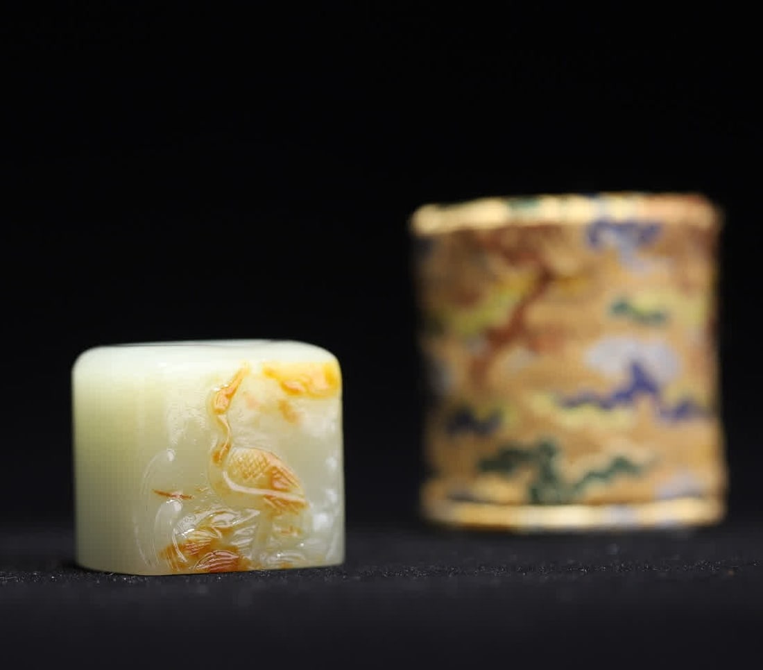 A piece of Qing Hetian jade seed material crane pattern finger (1 of 9)