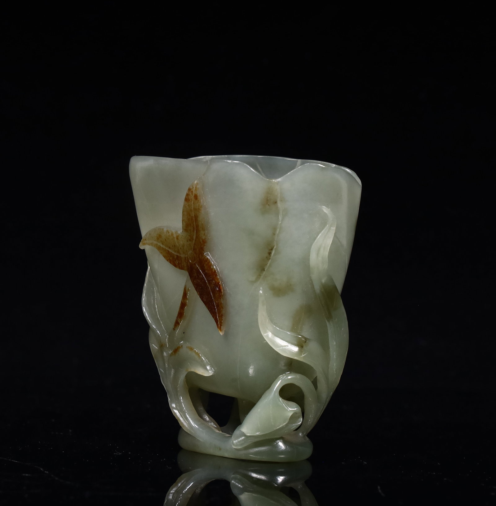 A Hetian jade wine glass: Hetian jade wine glass SIZE: L:6cm W:3cm H:8cm W:104G (The Dimensions Of All Batches Are Manually Measured.If You Need More Detailed Information, Please Contact Our Customer Service Before Bidding.)