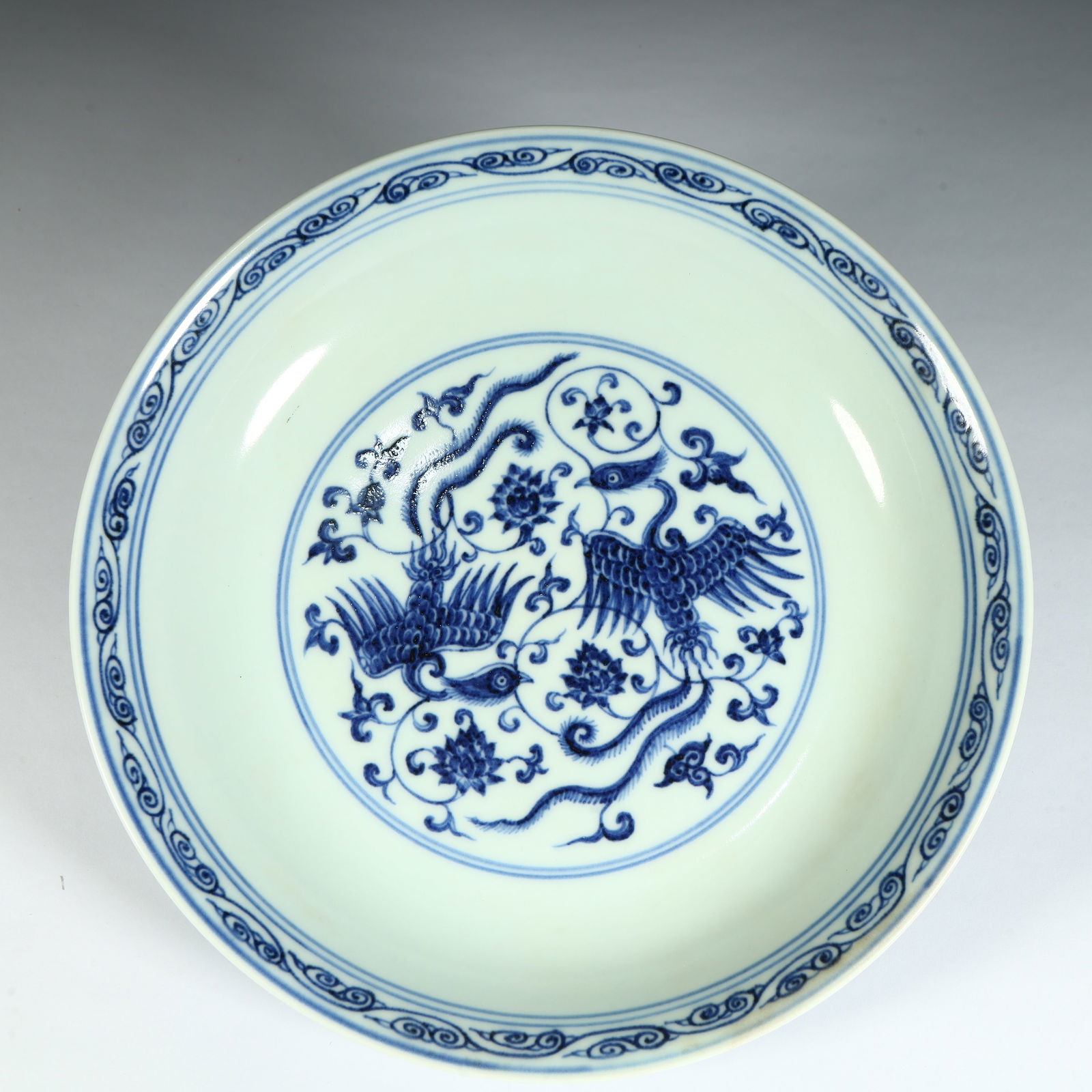 A blue and white double phoenix wearing a pattern plate in the Xuande period of the Ming Dynasty (1 of 8)