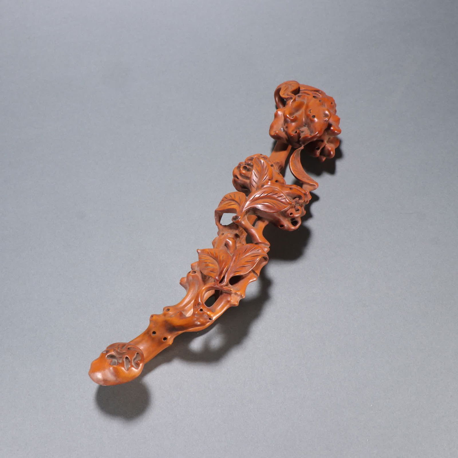 A Qing Dynasty boxwood Buddha's hand wishful handle (1 of 9)