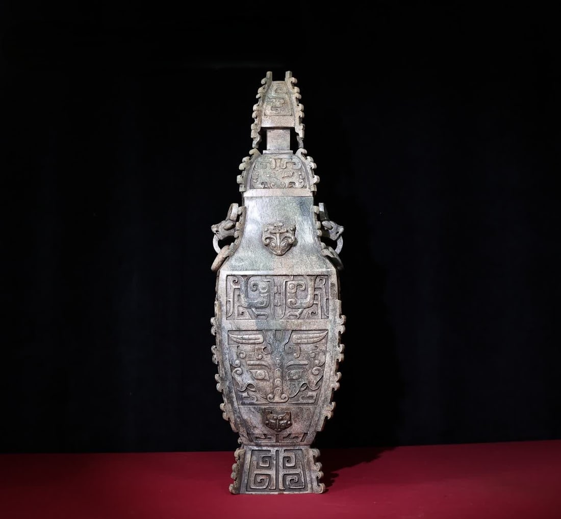 A Han Dynasty jade bottle: Han Dynasty jade large fort vase SIZE: 600x170x145mm (The Dimensions Of All Batches Are Manually Measured.If You Need More Detailed Information, Please Contact Our Customer Service Before Bidding.)