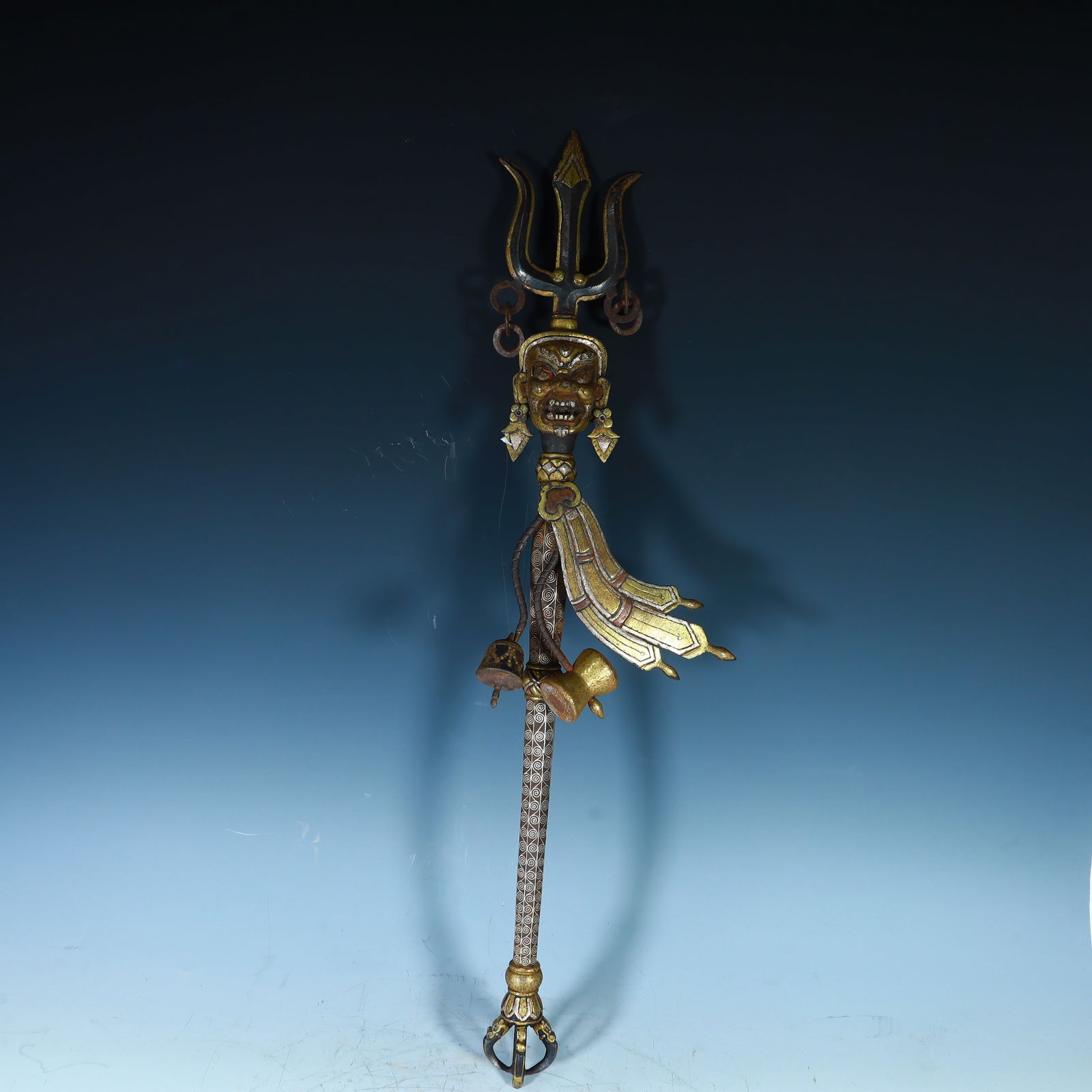 A Qing Dynasty iron scissor gold wrong silver puba vajra: Qing Dynasty iron scissors gold wrong silver Puba vajra SIZE: L:70cm W:18.7cm W:3.3kg (The Dimensions Of All Batches Are Manually Measured.If You Need More Detailed Information, Please Contact Our Cus