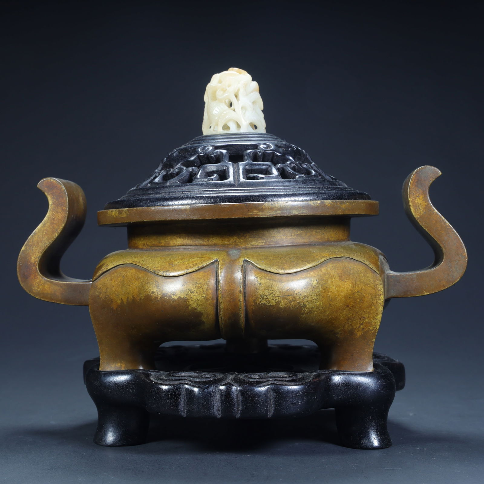 A copper sprinkled gold animal-shaped aromatherapy stove in the Qing Dynasty (Qianlong period).: Qing Dynasty (Qianlong period) copper sprinkled gold beast-shaped aromatherapy stove SIZE: H:20cm L:23cm W:16.5cm W:3.4kg (The Dimensions Of All Batches Are Manually Measured.If You Need More Detailed