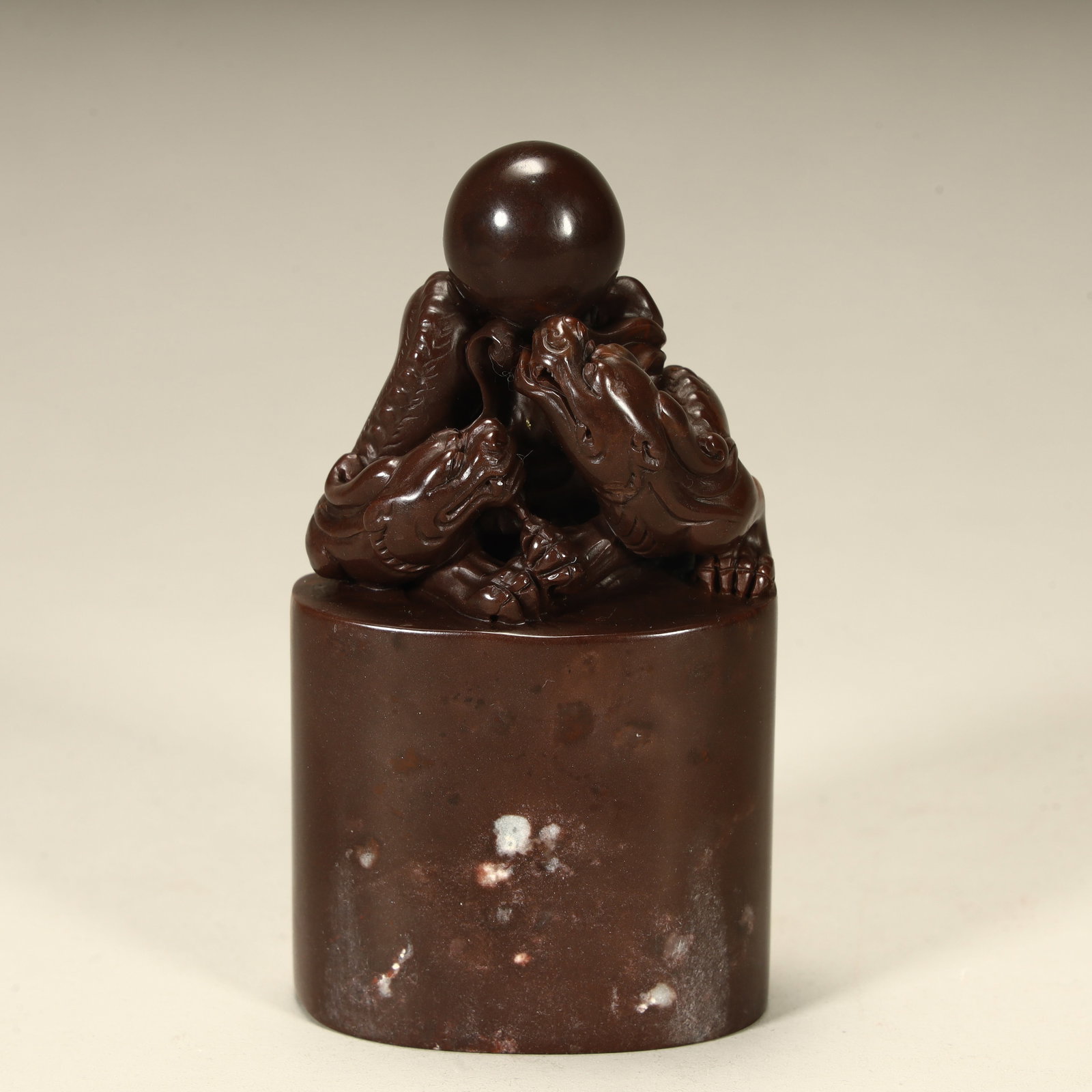 A Qing Dynasty fine Shoushan stone double dragon play bead button wordless seal: Qing Dynasty boutique Shoushan stone double dragon play bead button wordless seal SIZE: H:8cm L:4.5cm W:3cm W:172.4g (The Dimensions Of All Batches Are Manually Measured.If You Need More Detailed Info